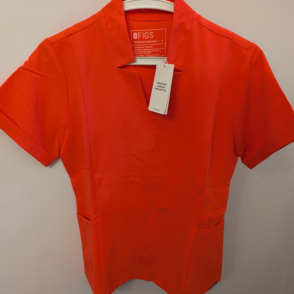 Figs Fiery Coral Scrub Top S